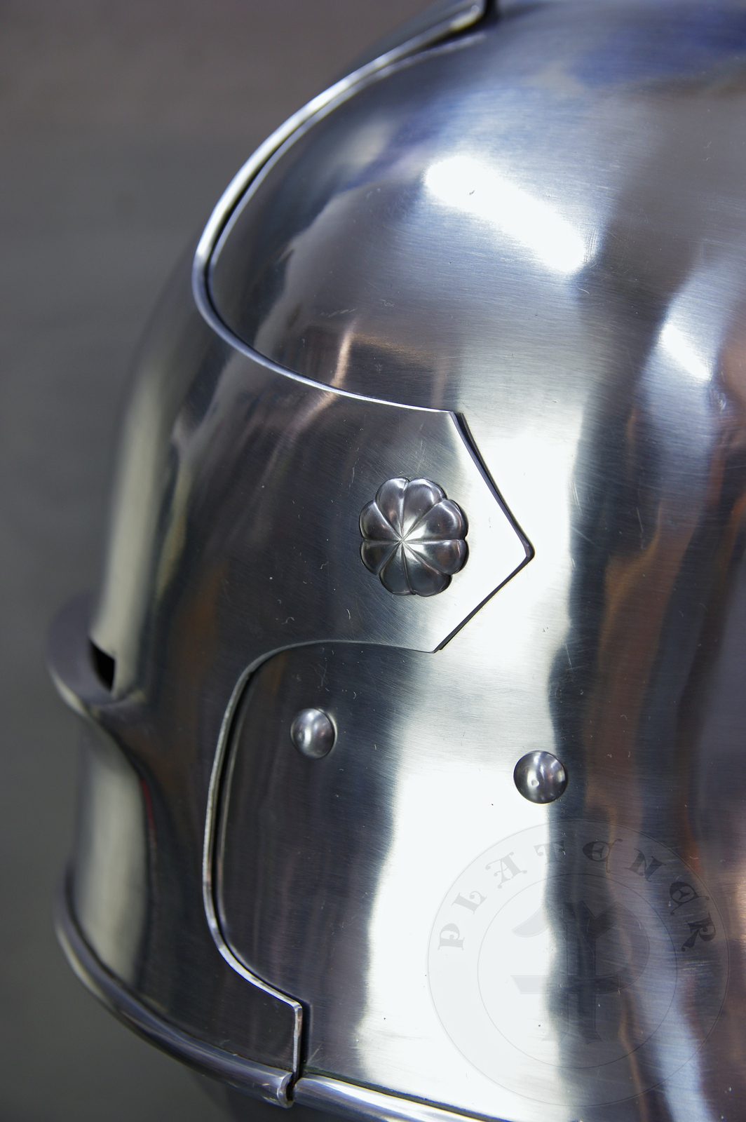 Sallet inspired by example from the Philadelphia Museum of Art; bevor inspired on Churburg CHS25 piece. Period: 1460-1470 Material: 2 mm steel with 0,3 % carbon. Heat treatment: sallet hardened and tempered up to 38 HRC and bevor up to 42 HRC. / Salada inspirowana na originale z Philadelphia Museum of Art; podbrdek oparty na oryginale z Churburga CHS25. Salada hartowana i odpuszczana do 38 HRC a podbrdek do 42 HRC.